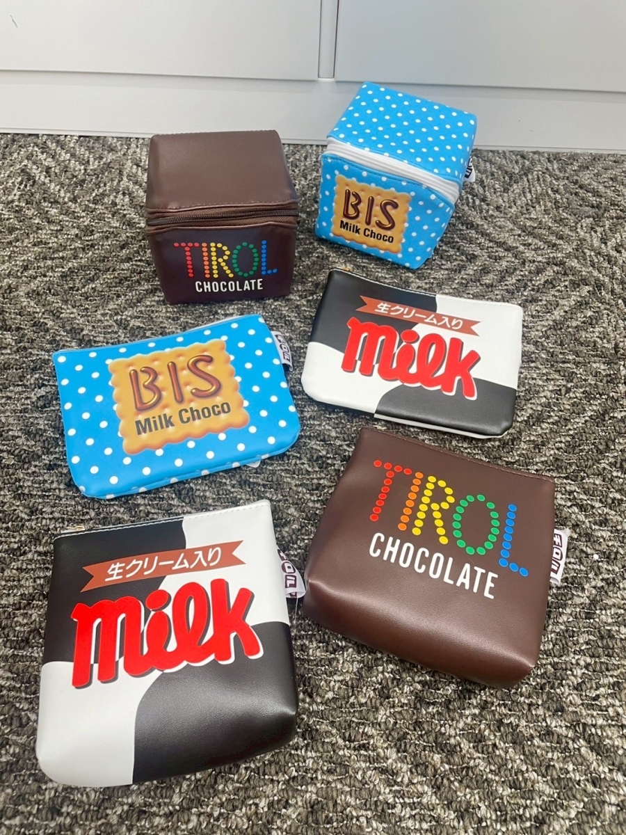 お菓子柄ポーチアソート 上代1000円～1500円、3型込み